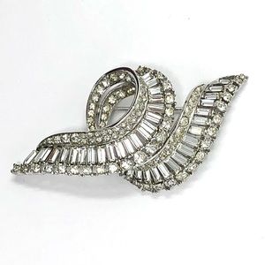 Boucher 1950s Art Deco-style rhinestone crystal swirl brooch